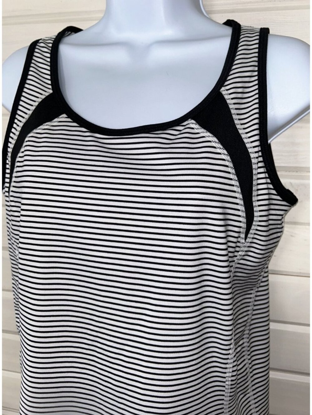 T by Talbots Sz MEDIUM Activewear White Black Striped Tank Top Built-in Bra EUC